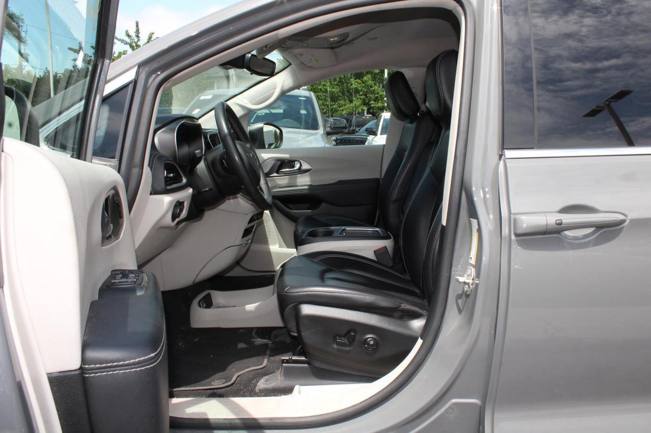 2023 Chrysler Pacifica Touring  SiriusXM BkpCam HtdSeats AppleCarPlay Rem Photo