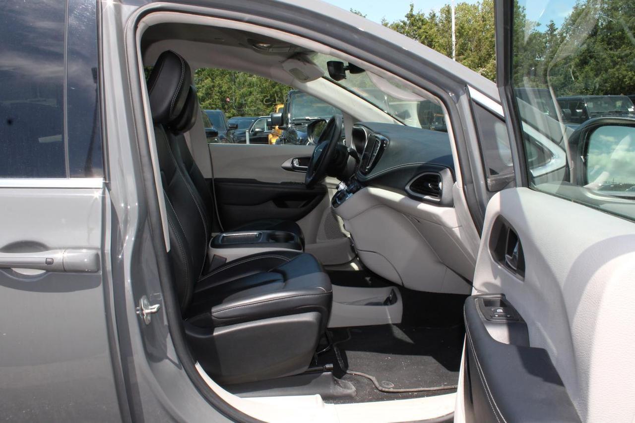 2023 Chrysler Pacifica Touring  SiriusXM BkpCam HtdSeats AppleCarPlay Rem Photo