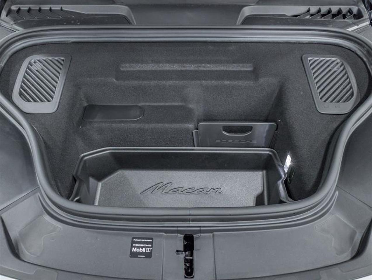 2026 Porsche Macan  Photo2