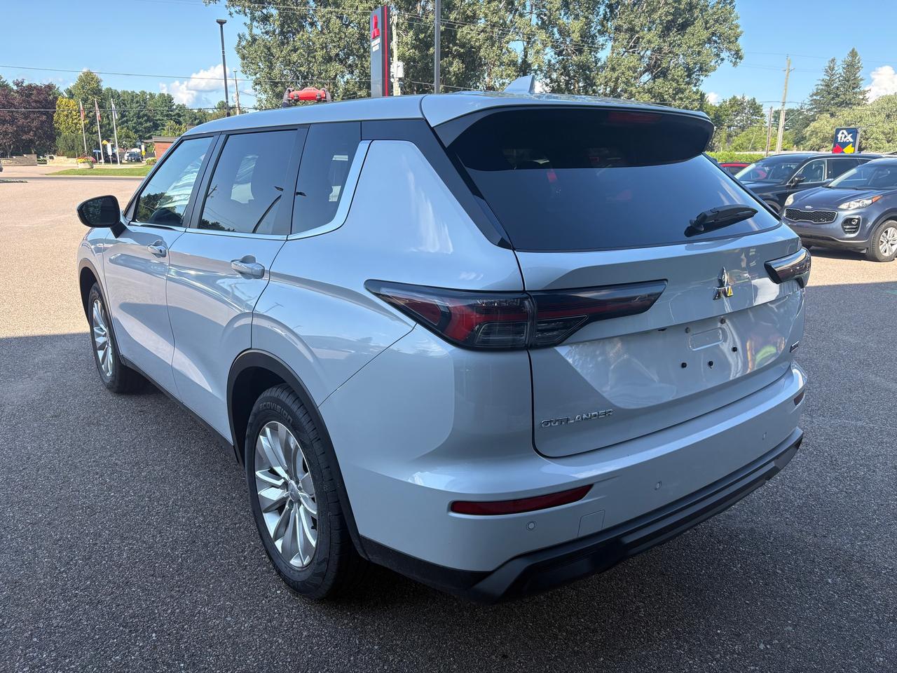 2025 Mitsubishi Outlander ES 4dr S-AWC Photo