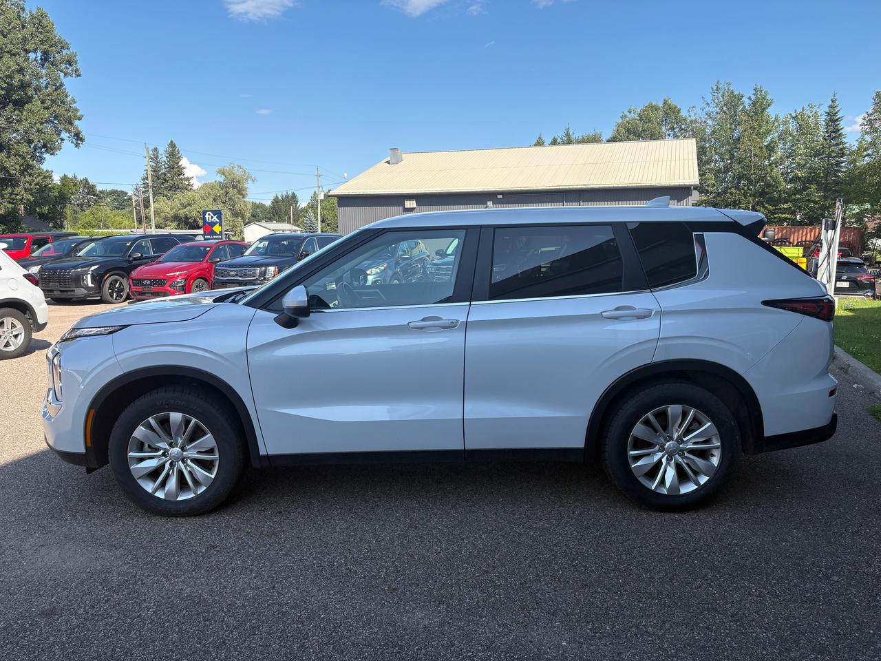 2025 Mitsubishi Outlander ES 4dr S-AWC Photo