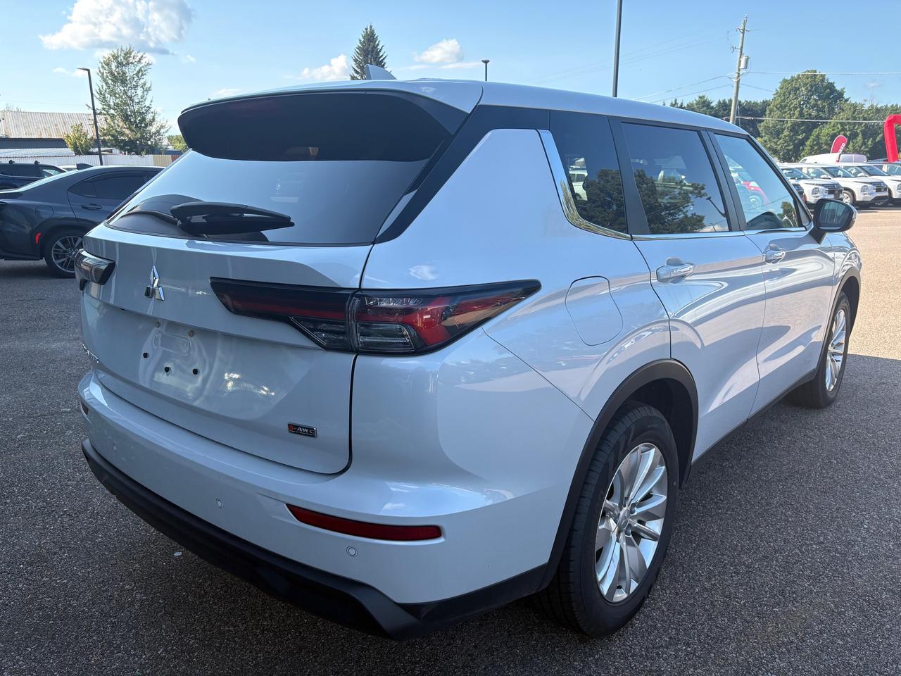 2025 Mitsubishi Outlander ES 4dr S-AWC Photo