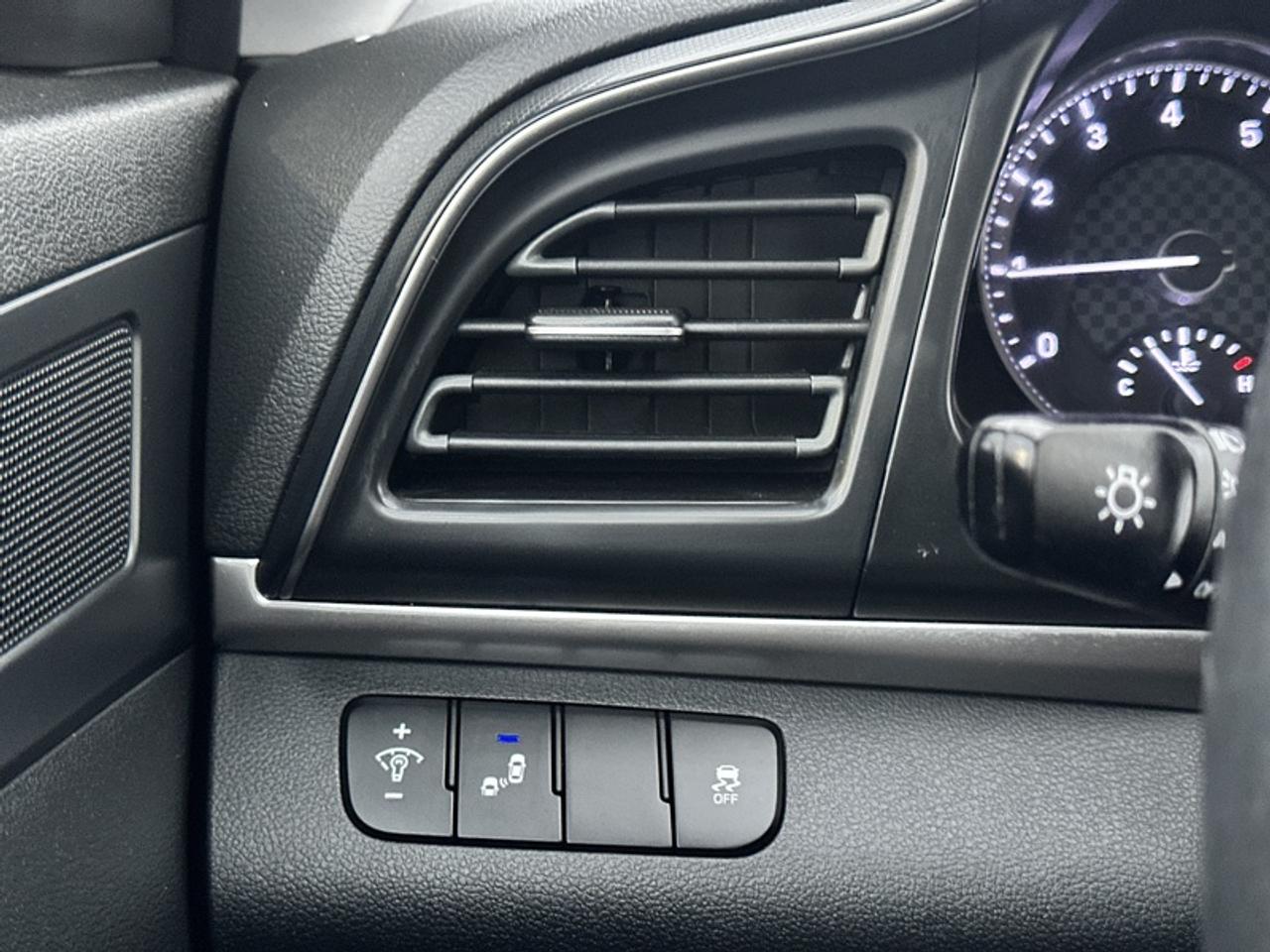 2020 Hyundai Elantra Preferred IVT Photo