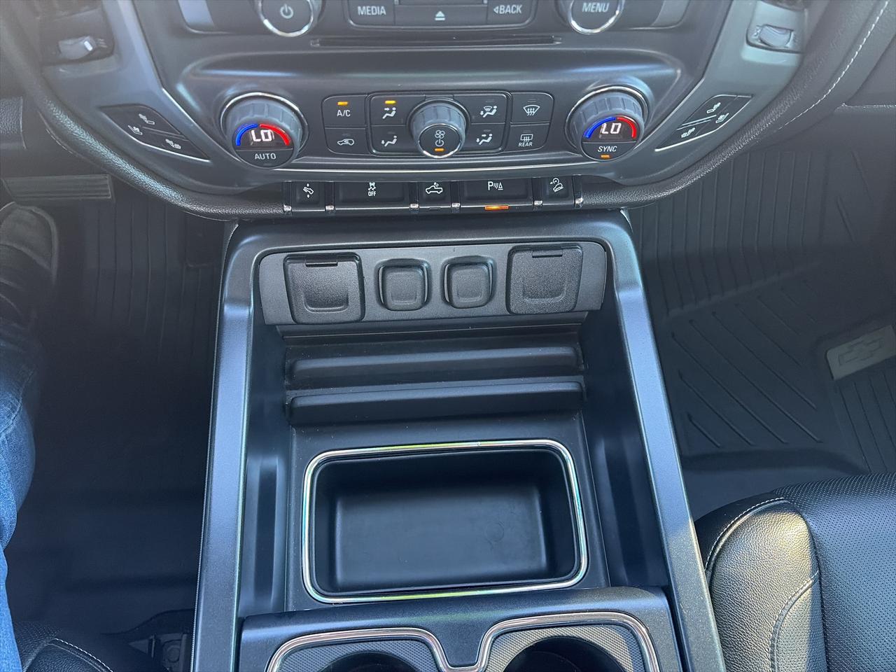 2018 Chevrolet Silverado 1500 LTZ-LEATHER-ROOF-4X4 Photo
