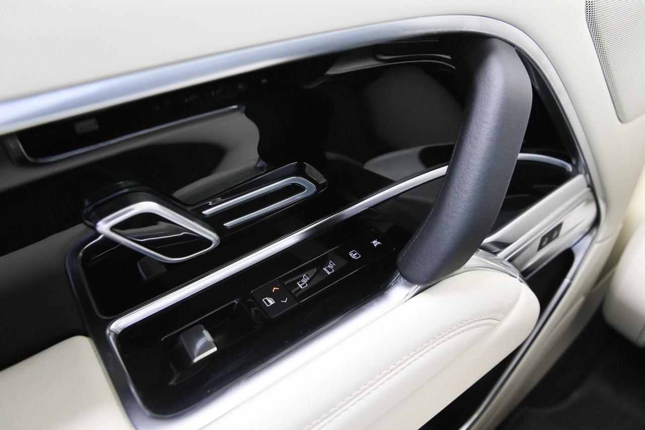 2023 Land Rover Range Rover SE P400 SWB Photo