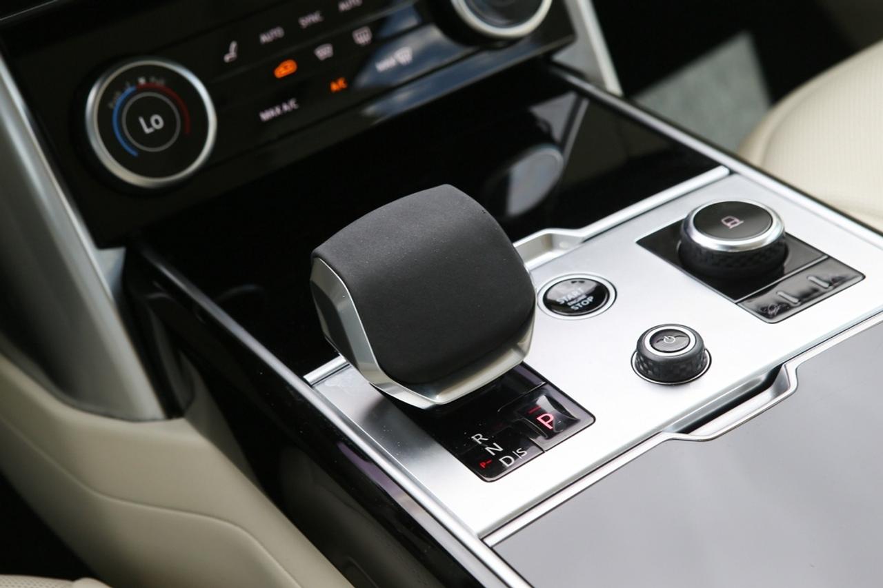 2023 Land Rover Range Rover SE P400 SWB Photo