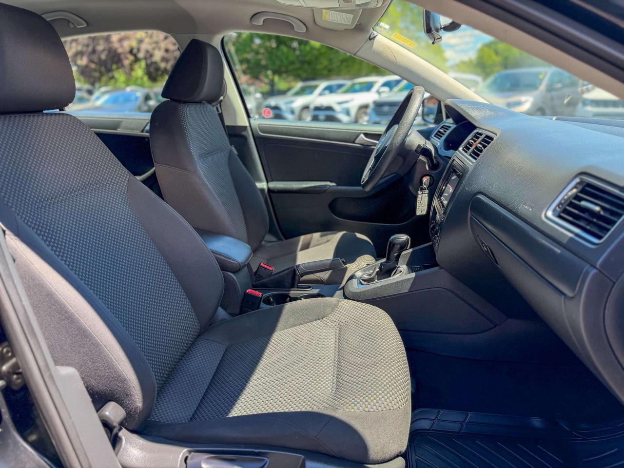 2014 Volkswagen Jetta Trendline Plus/LOW MILEAGE/NO ACCIDENTS/2.0L Photo