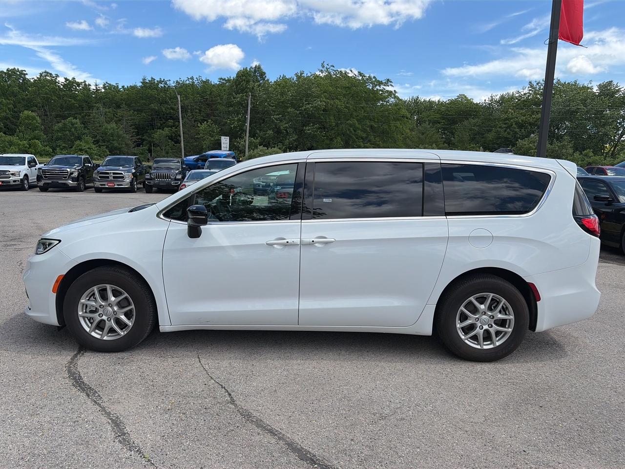 2025 Chrysler Pacifica SELECT, 7 PASS, REMOTE START, HEATED LEATHER! Photo