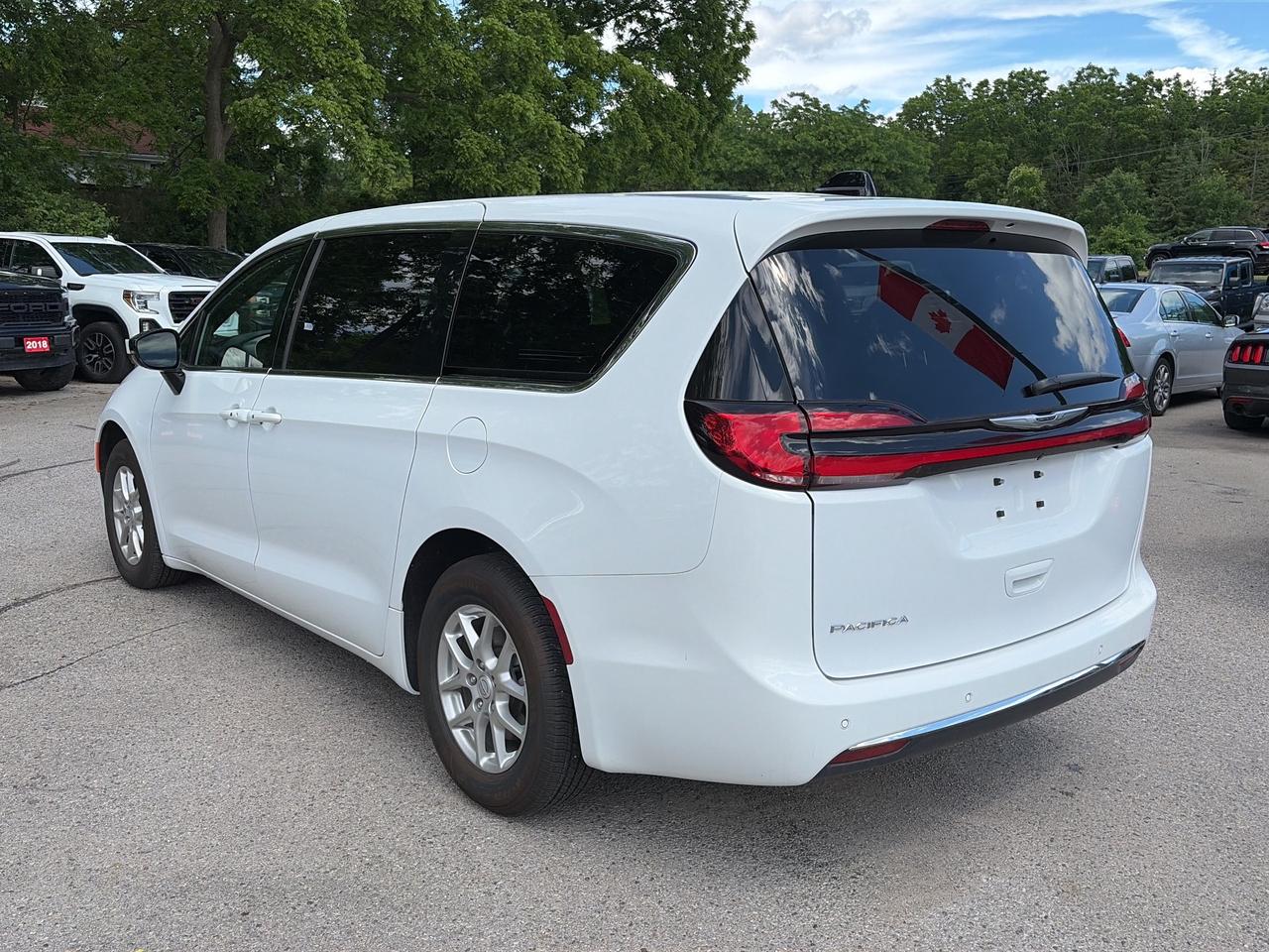 2025 Chrysler Pacifica SELECT, 7 PASS, REMOTE START, HEATED LEATHER! Photo