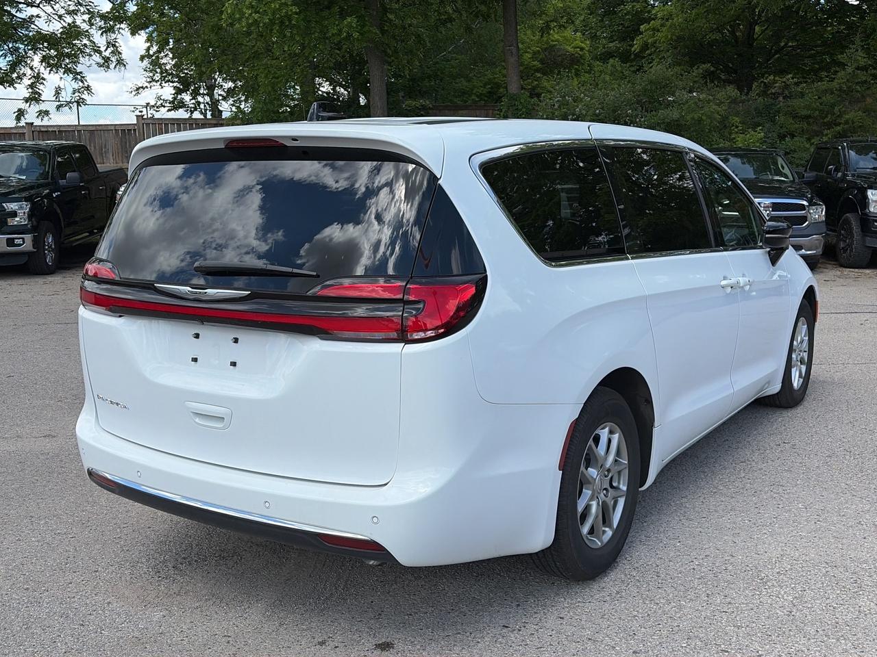 2025 Chrysler Pacifica SELECT, 7 PASS, REMOTE START, HEATED LEATHER! Photo
