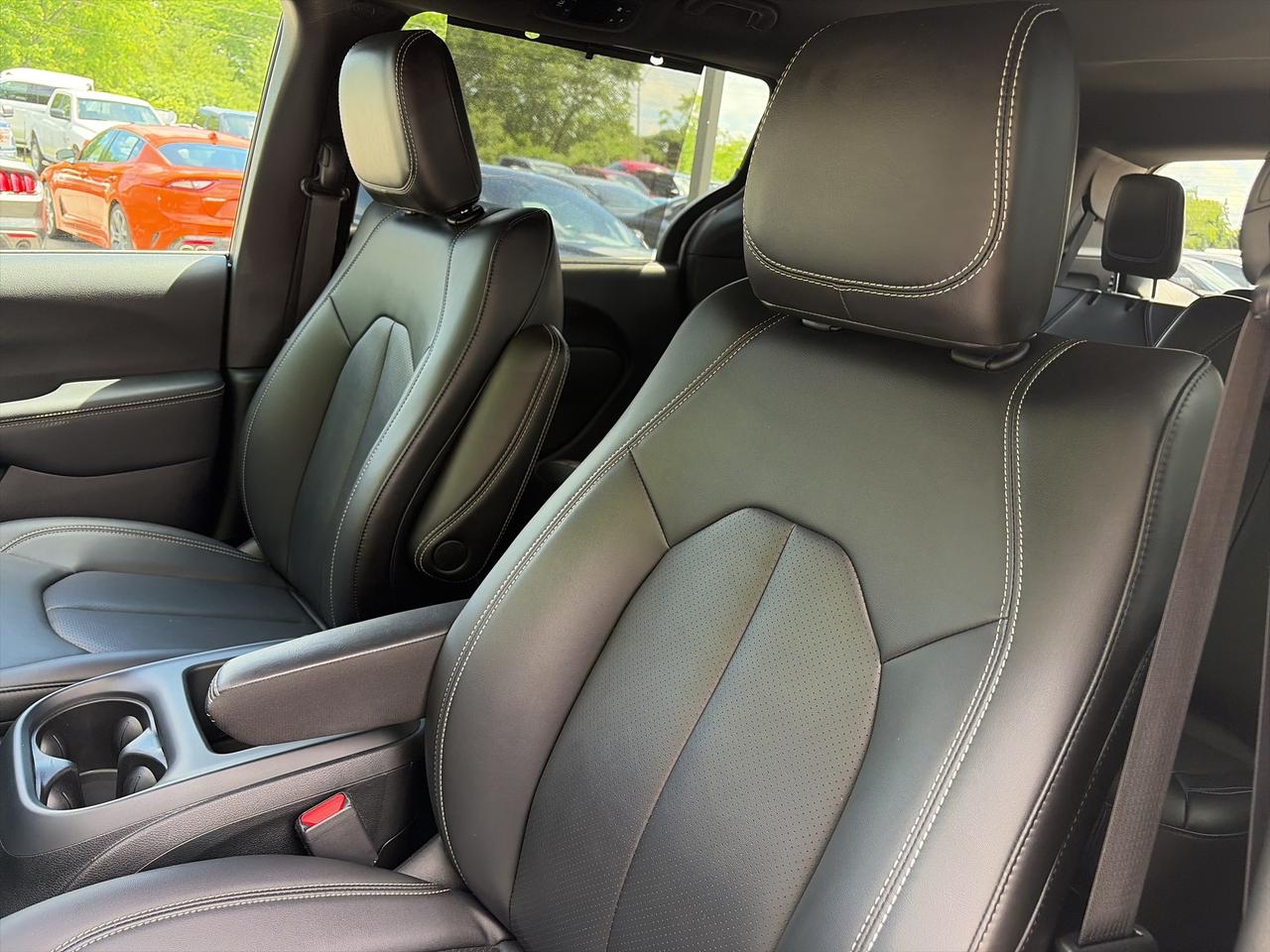 2025 Chrysler Pacifica SELECT, 7 PASS, REMOTE START, HEATED LEATHER! Photo