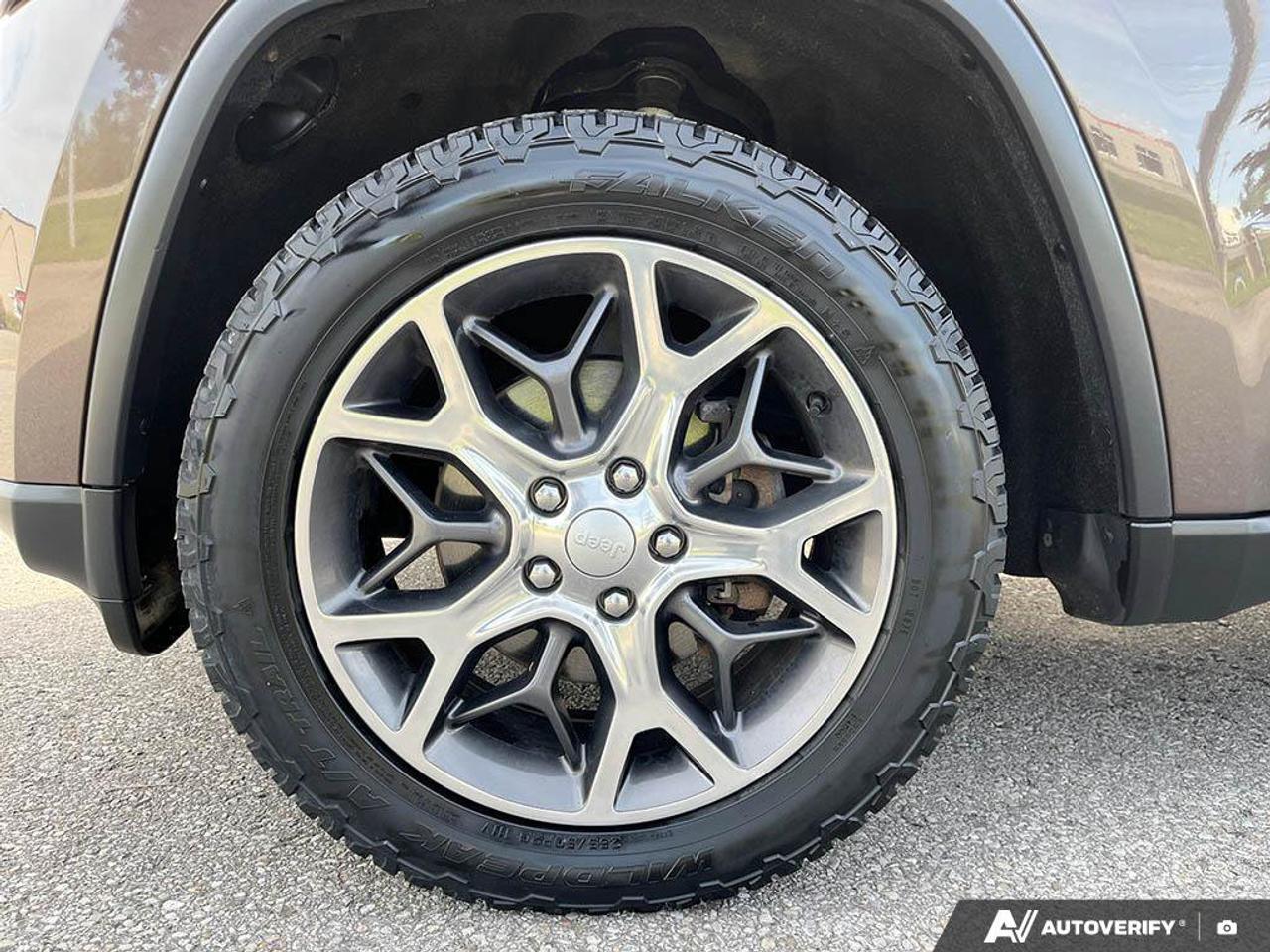 2020 Jeep Grand Cherokee Limited | Leather | Sunroof | Navigation | Blind-Spot Detection | Apple CarPlay | Android Auto Photo