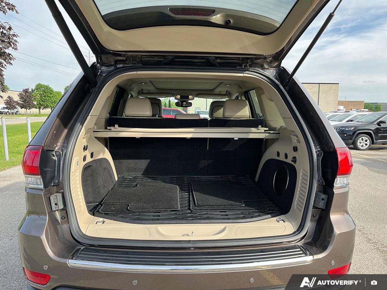 2020 Jeep Grand Cherokee Limited | Leather | Sunroof | Navigation | Blind-Spot Detection | Apple CarPlay | Android Auto Photo