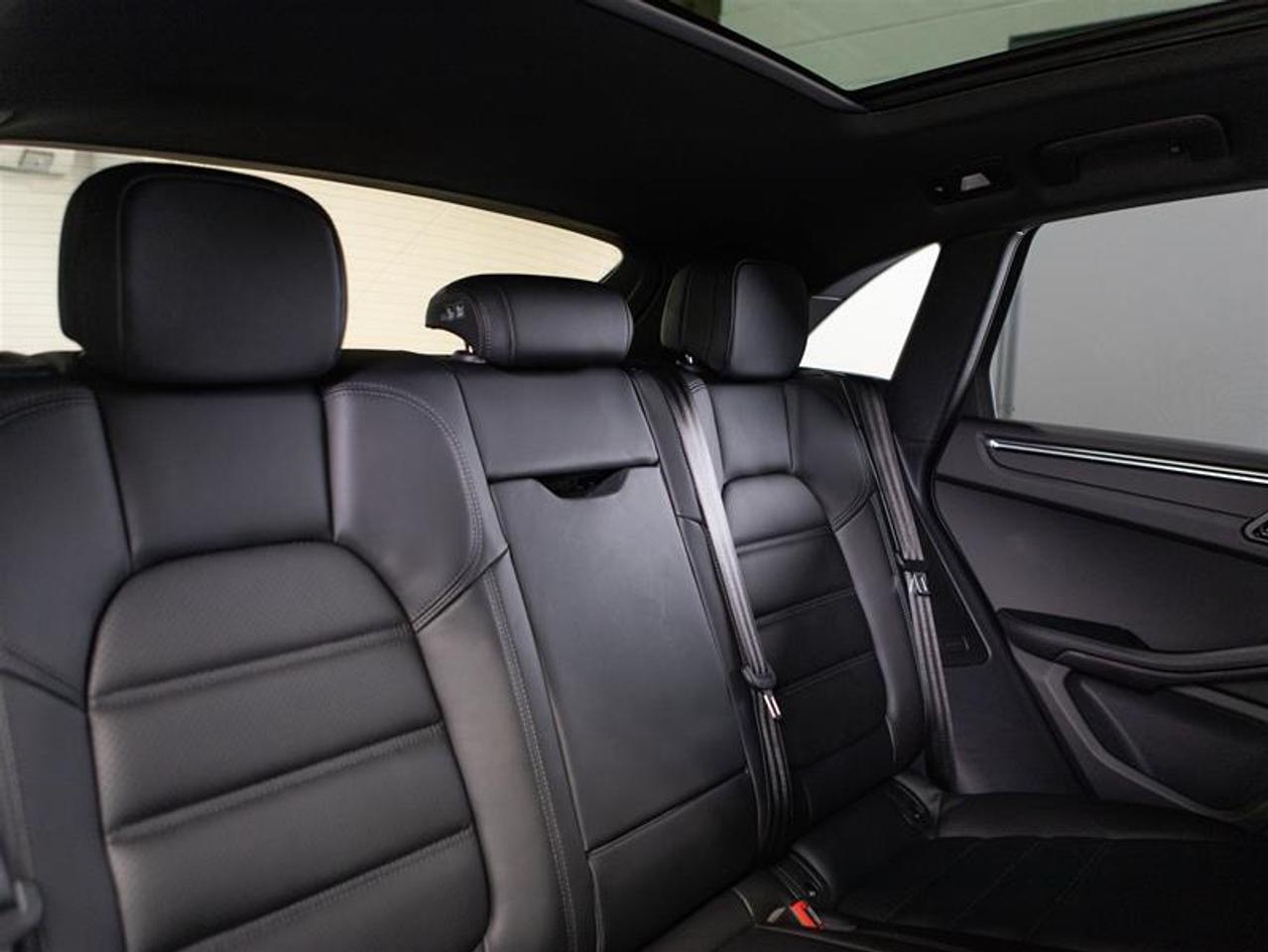2026 Porsche Macan AWD Photo