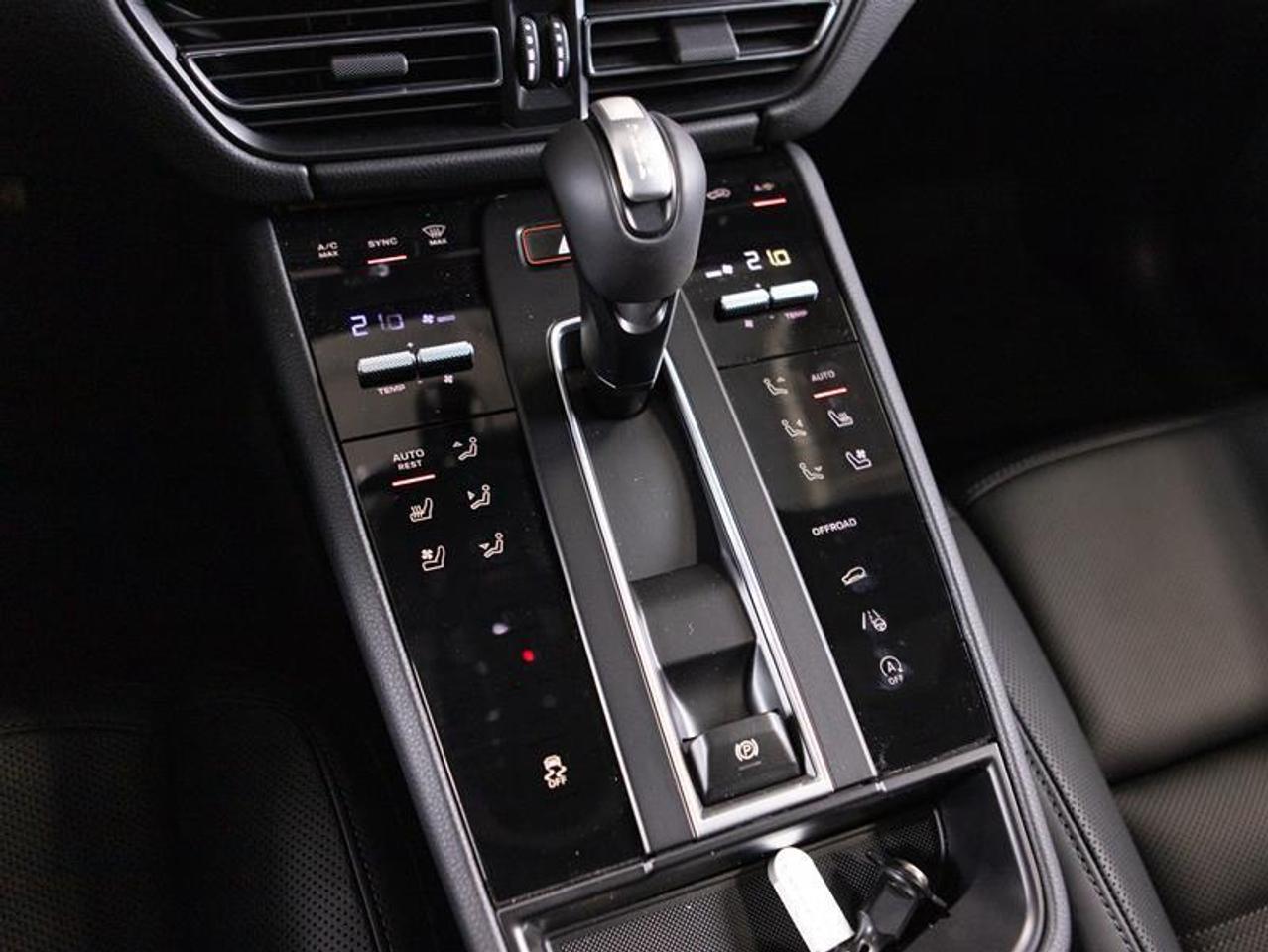 2026 Porsche Macan AWD Photo