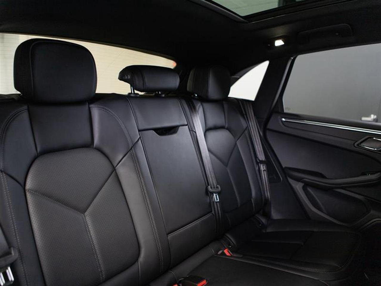 2026 Porsche Macan AWD Photo
