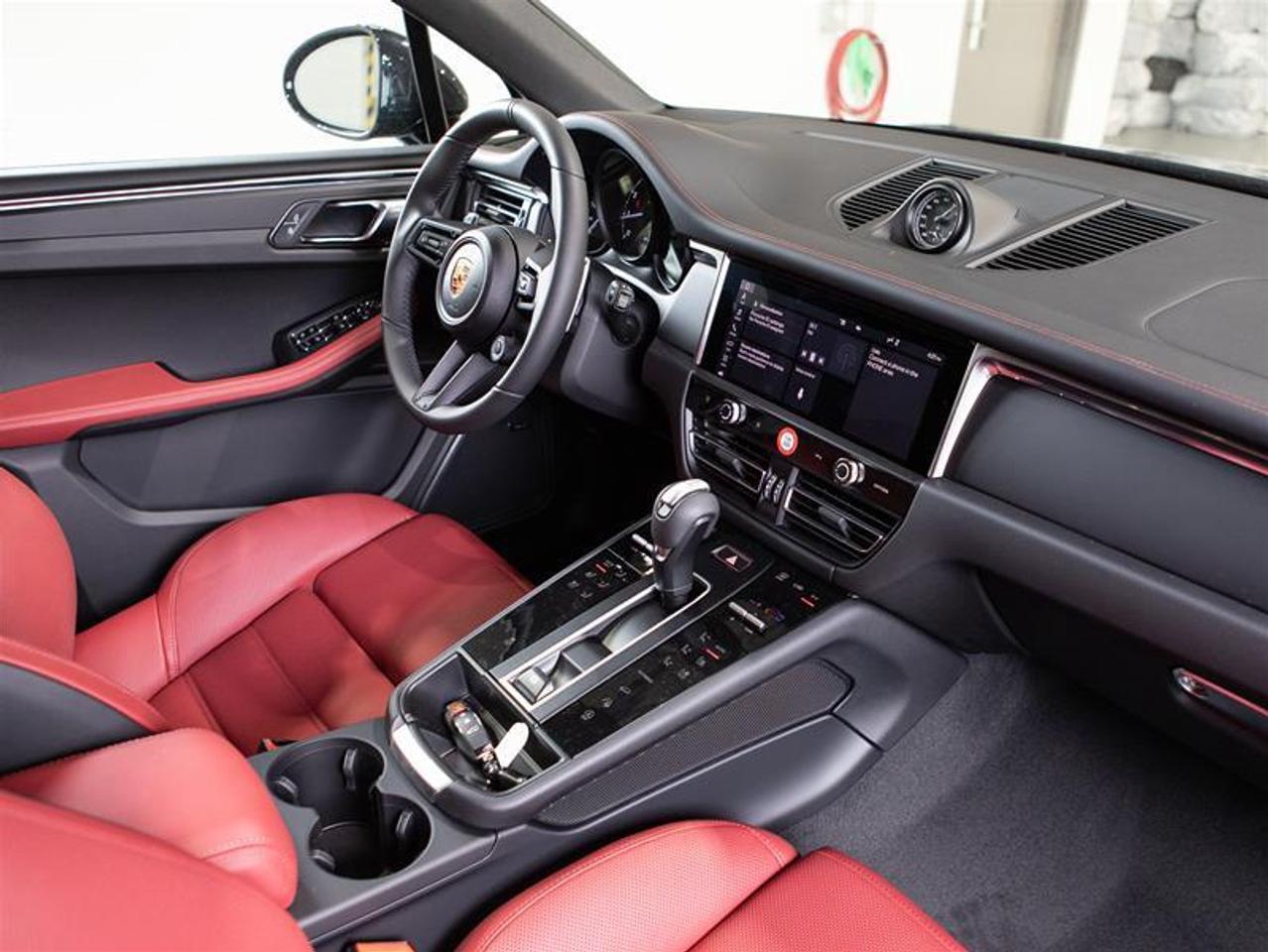 2026 Porsche Macan AWD Photo