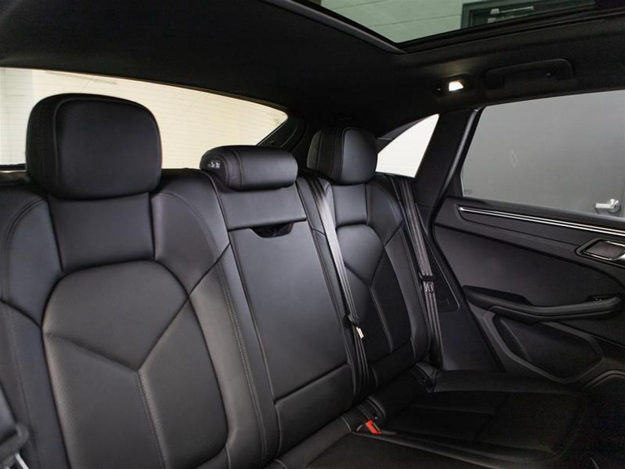 2026 Porsche Macan AWD Photo