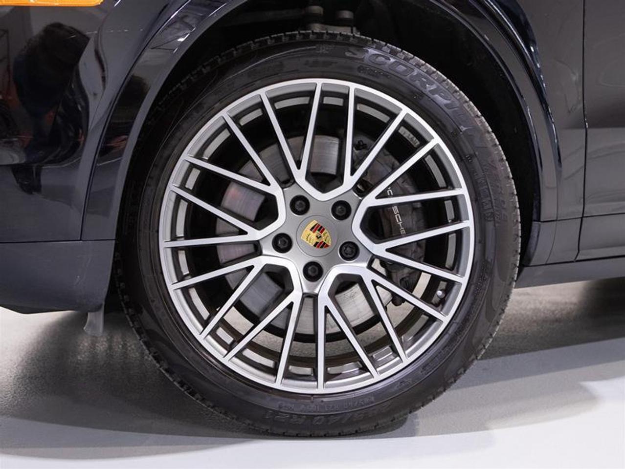 2023 Porsche Cayenne Platinum Edition Photo