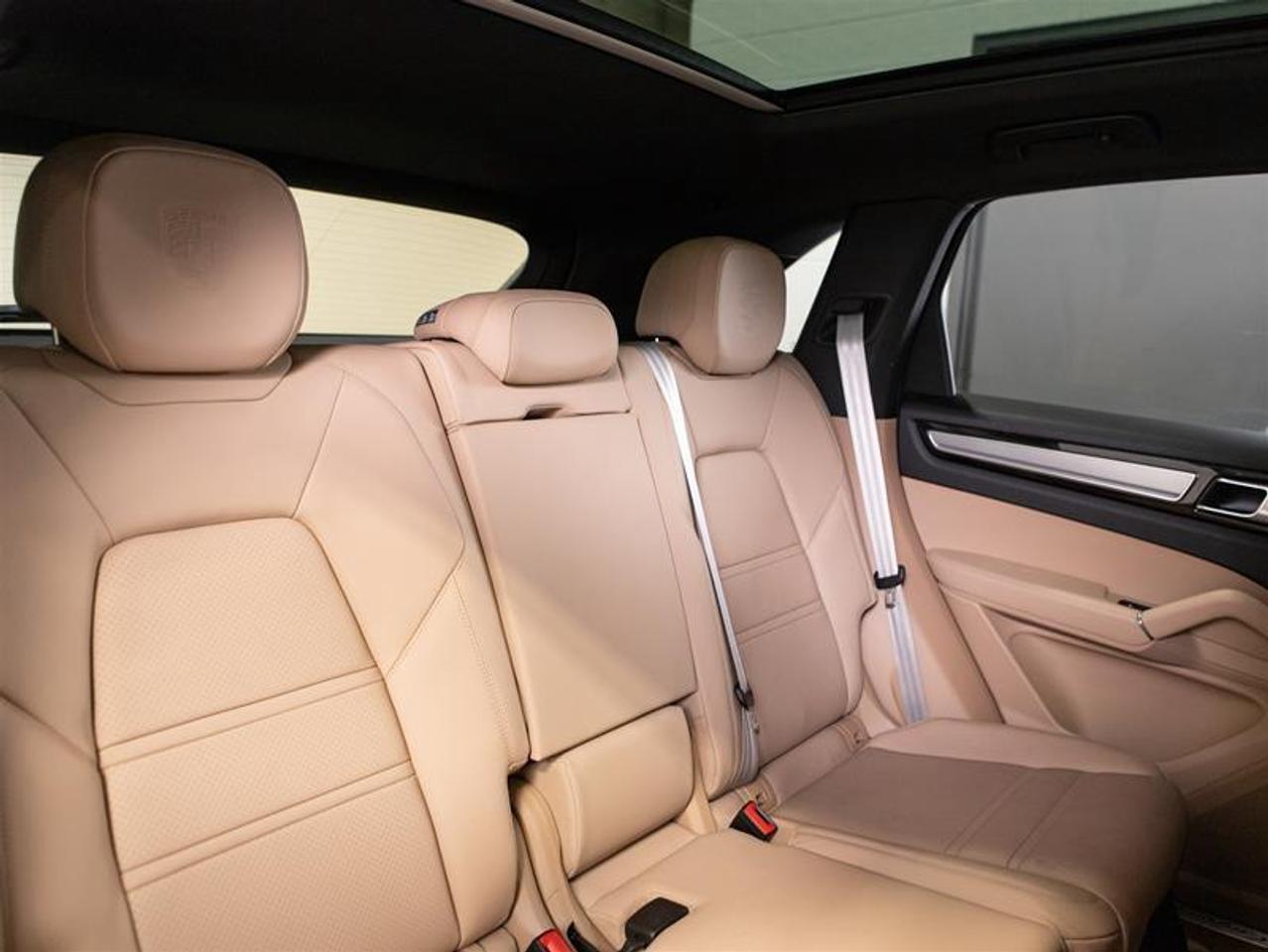 2023 Porsche Cayenne Platinum Edition Photo