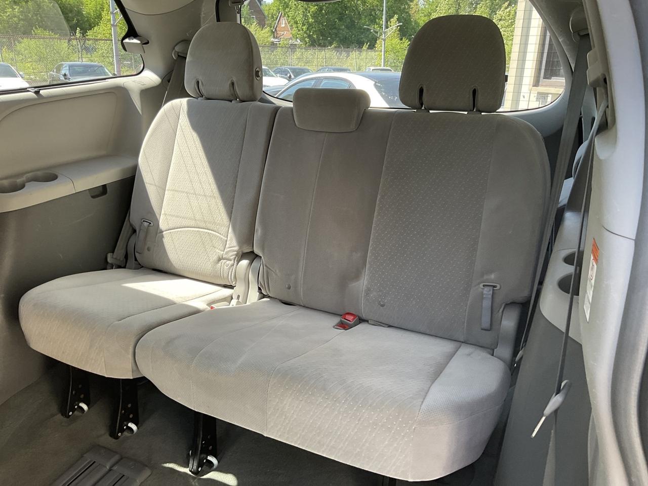 2017 Toyota Sienna LE 8-Passenger - BACK-UP CAM! PWR DOORS! 8 PASS! Photo