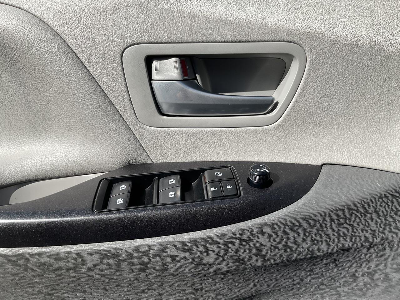 2017 Toyota Sienna LE 8-Passenger - BACK-UP CAM! PWR DOORS! 8 PASS! Photo