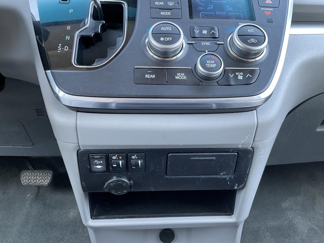 2017 Toyota Sienna LE 8-Passenger - BACK-UP CAM! PWR DOORS! 8 PASS! Photo