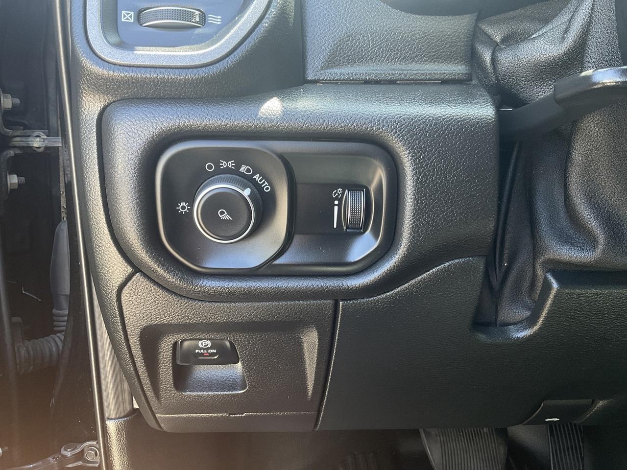 2020 RAM 1500 Tradesman Crew Cab SB 4WD - LEATHER! BACK-UP CAM! Photo