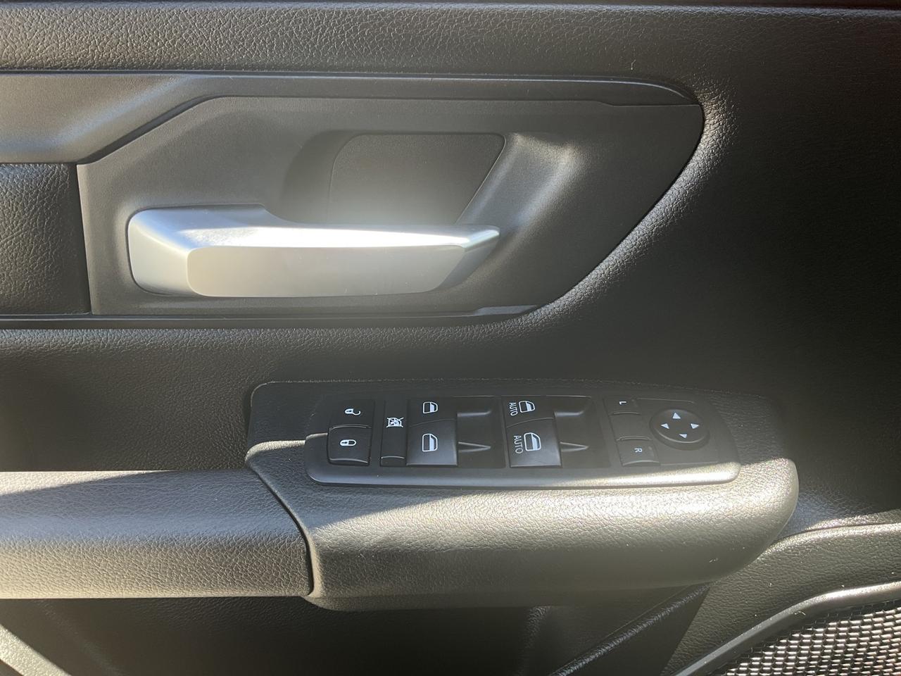2020 RAM 1500 Tradesman Crew Cab SB 4WD - LEATHER! BACK-UP CAM! Photo
