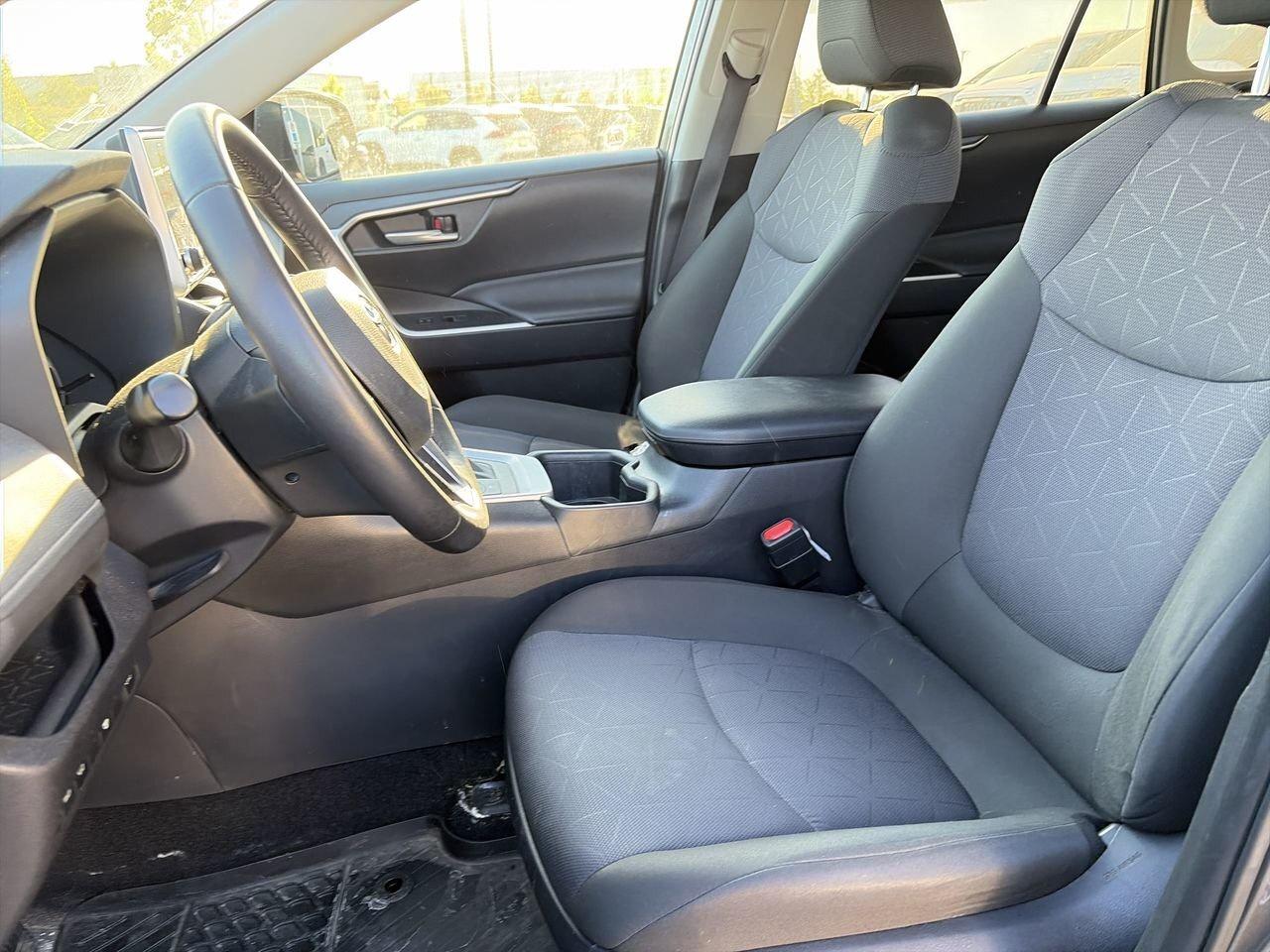 2025 Toyota RAV4 Hybrid XLE AWD 6.95%TCUV   WIRELESS CARPLAY/ANDROID AUTO Photo