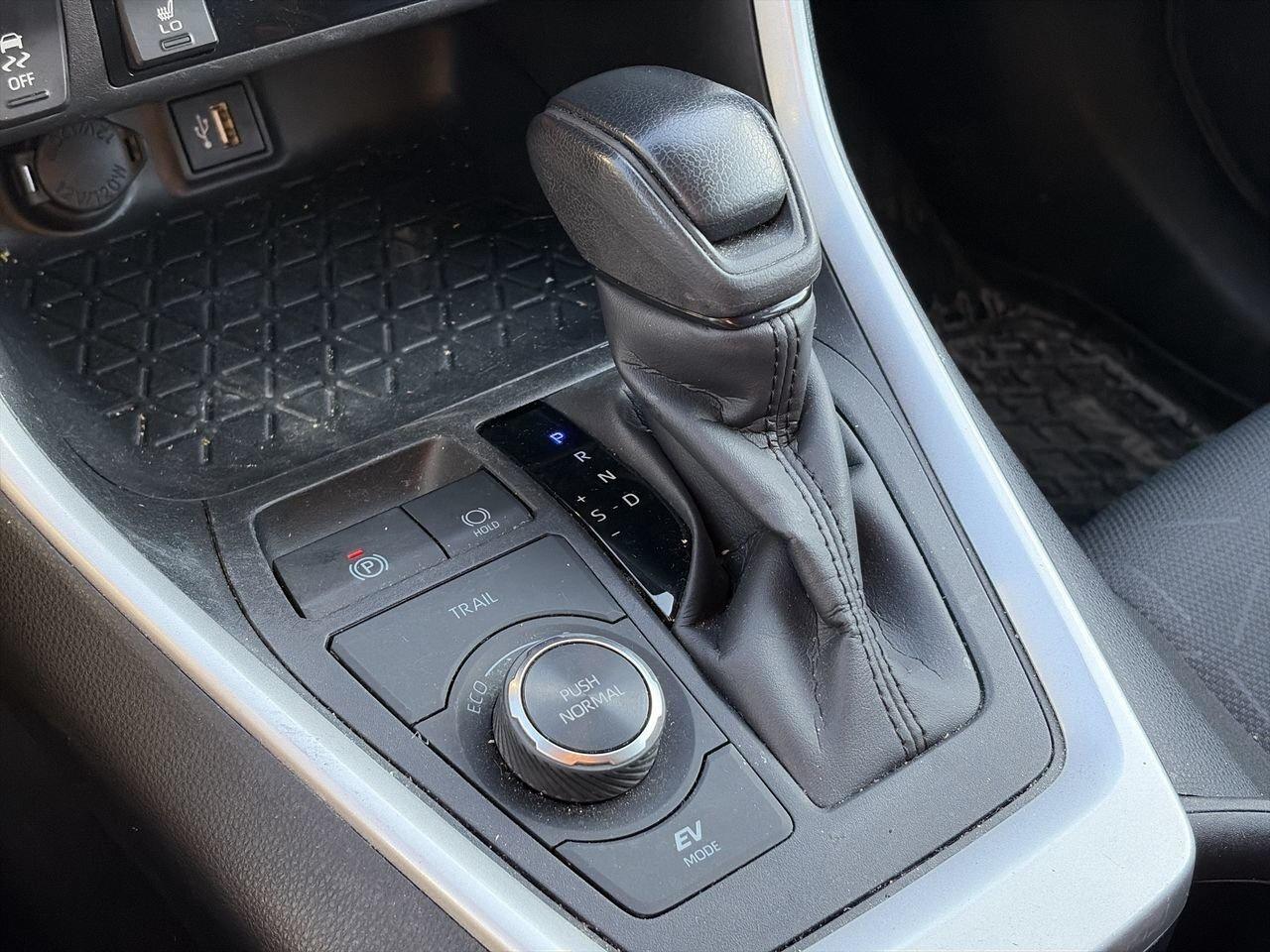 2025 Toyota RAV4 Hybrid XLE AWD 6.95%TCUV   WIRELESS CARPLAY/ANDROID AUTO Photo