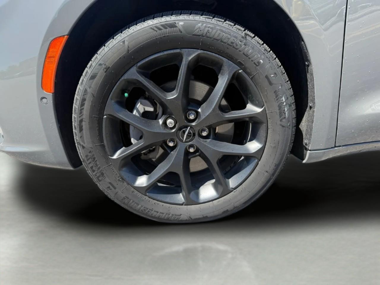 2024 Chrysler Pacifica Limited Photo3