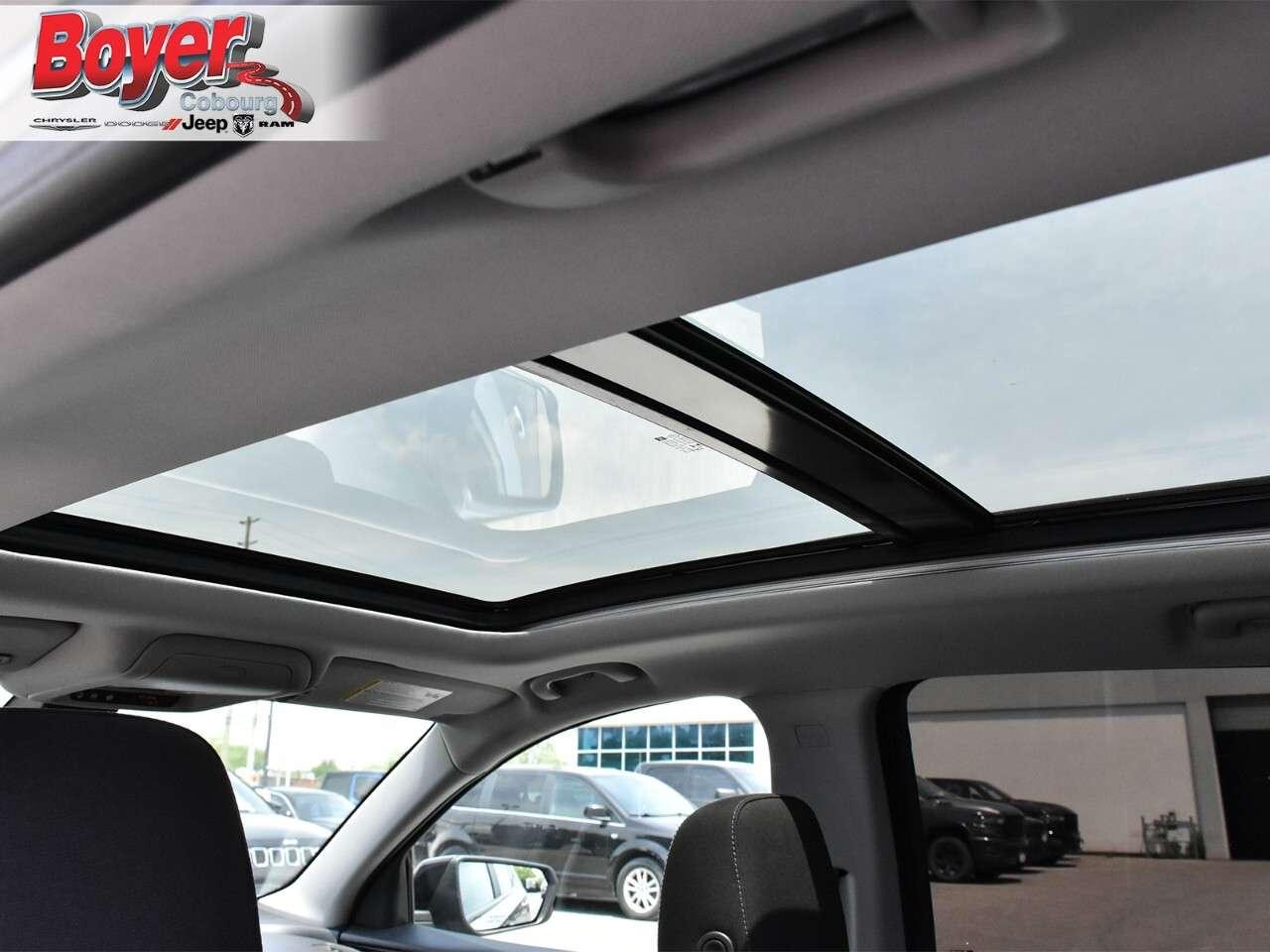 2023 GMC Terrain AWD SLE One Owner, dealer serviced, Power Moonroof Photo