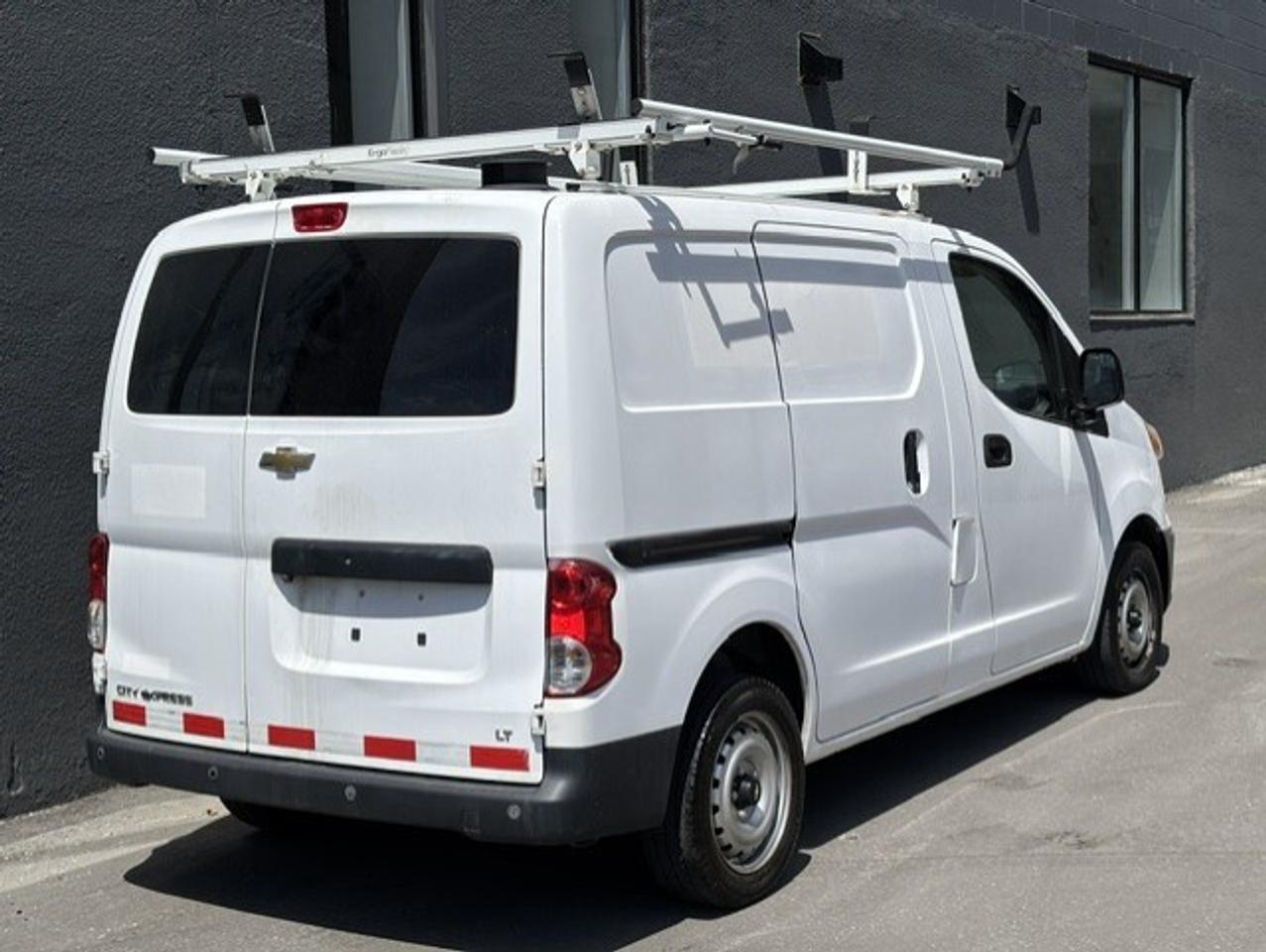 2015 Chevrolet City Express LT LADDER RACKS-DIVIDER-SHELVES-WINTER/SUMMER TIRE Photo4