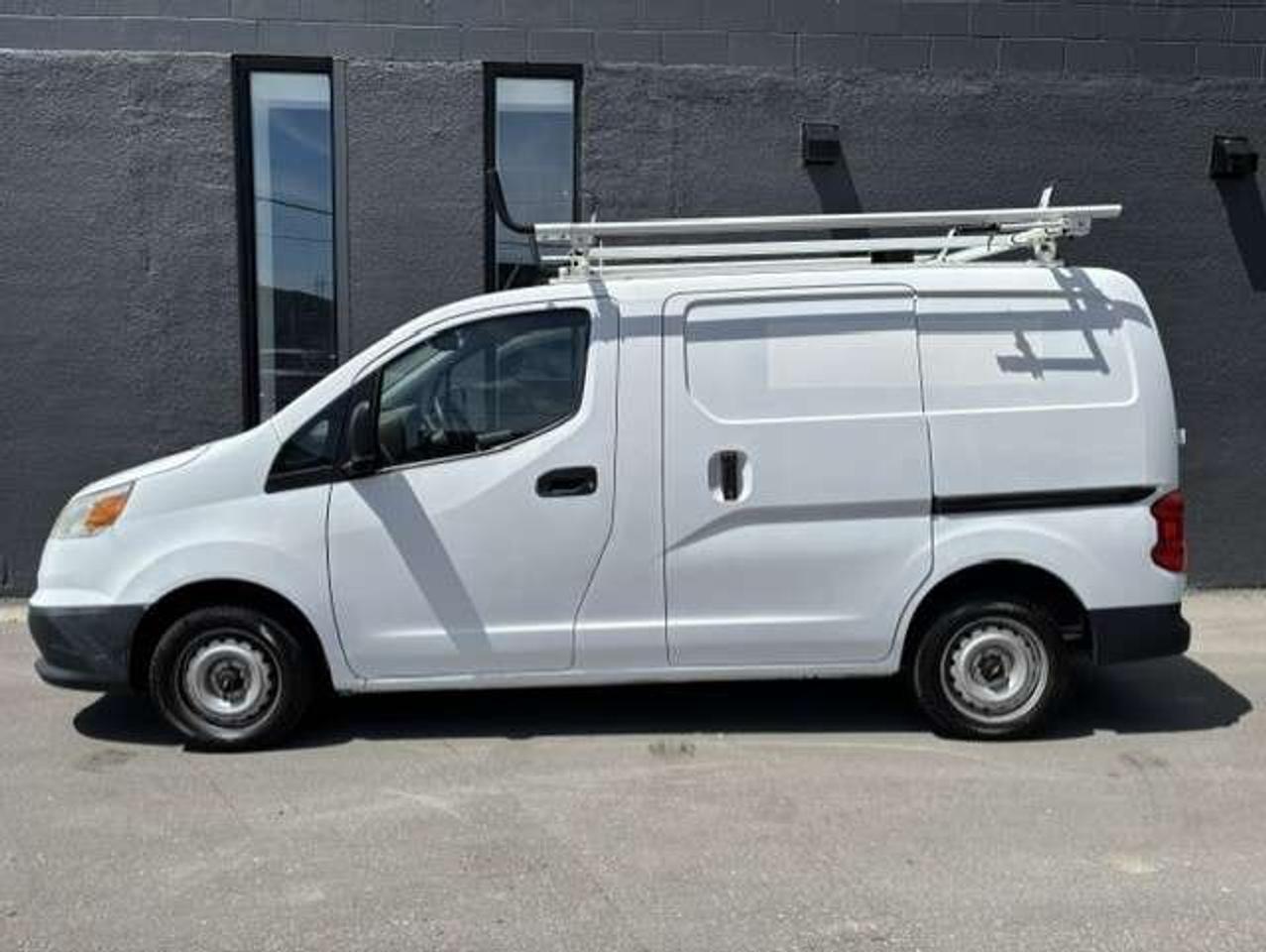 2015 Chevrolet City Express LT LADDER RACKS-DIVIDER-SHELVES-WINTER/SUMMER TIRE Photo5