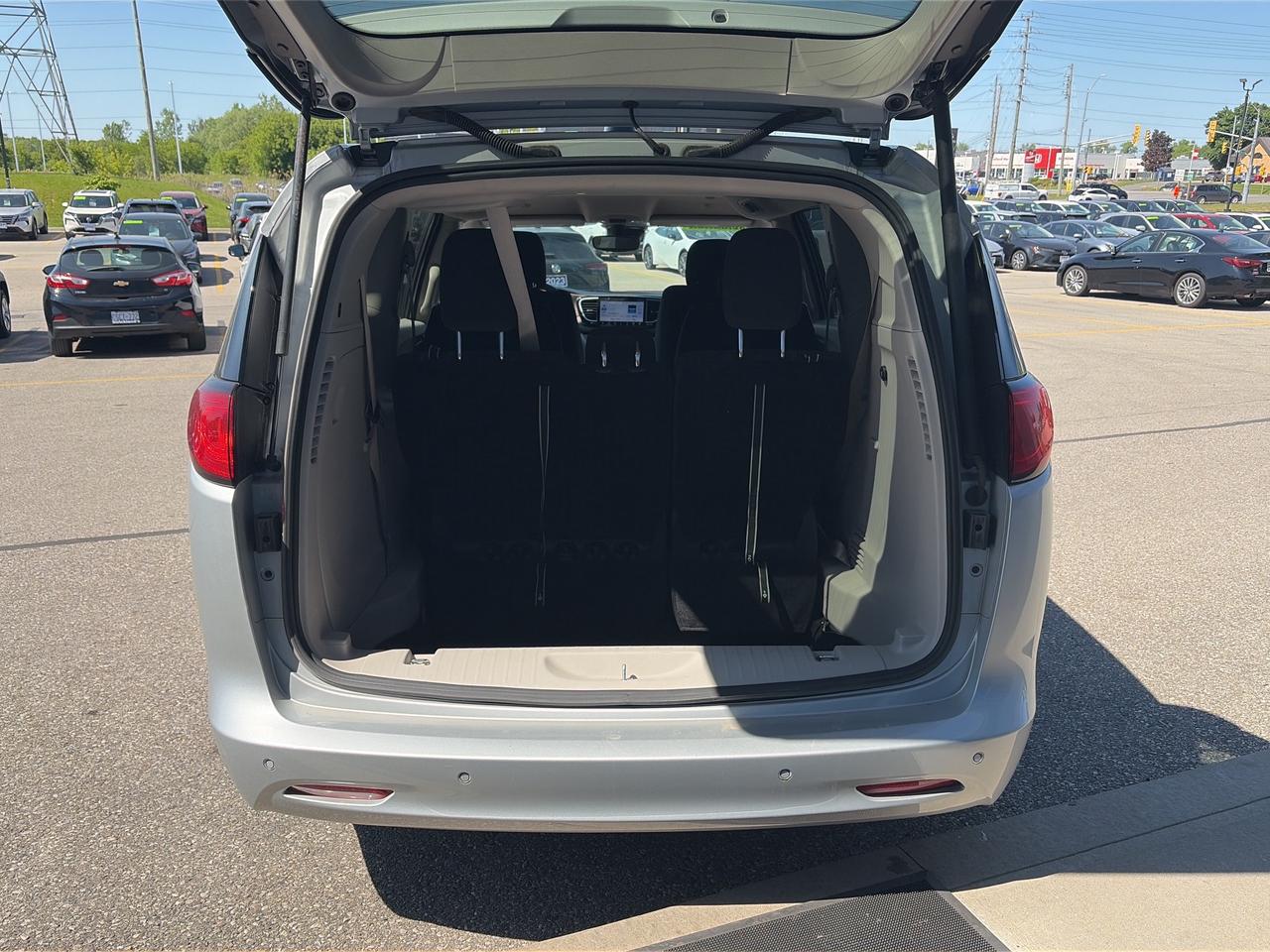 2024 Chrysler Grand Caravan SXT Photo4