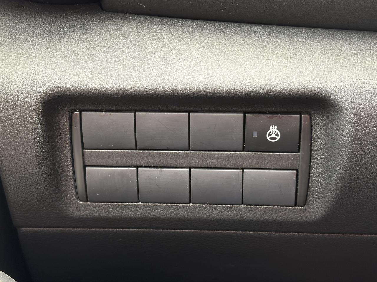 2024 Nissan Kicks SR   Premium Pkg.   Heated Seats & Steering Wheel Photo