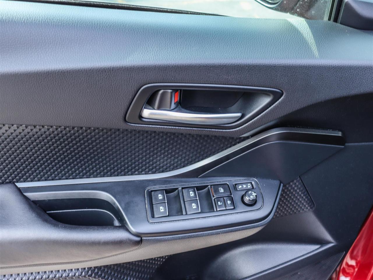 2018 Toyota C-HR XLE BLUETOOTH APPLE CARPLAY Photo