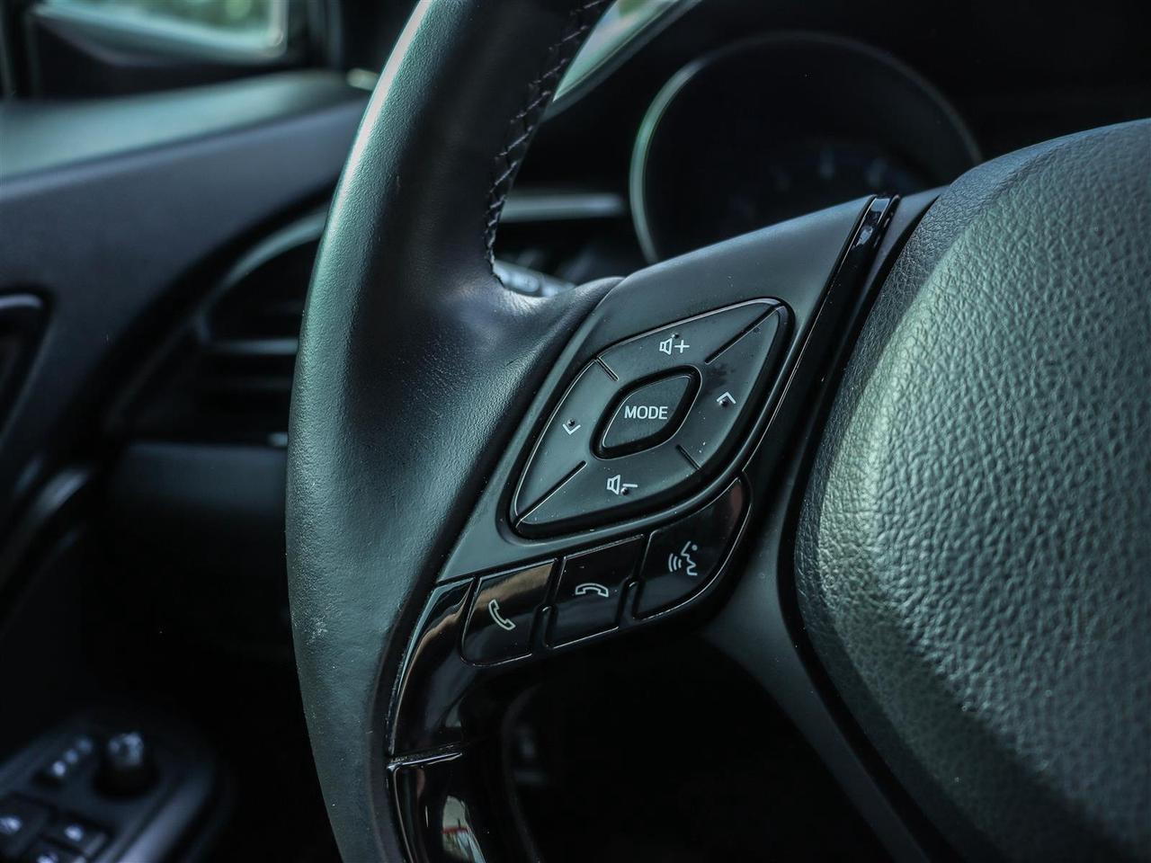 2018 Toyota C-HR XLE BLUETOOTH APPLE CARPLAY Photo