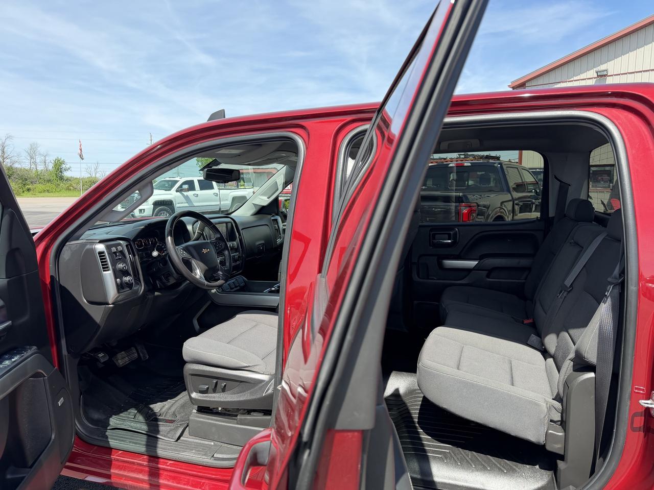2018 Chevrolet Silverado 1500 4WD Crew Cab Photo
