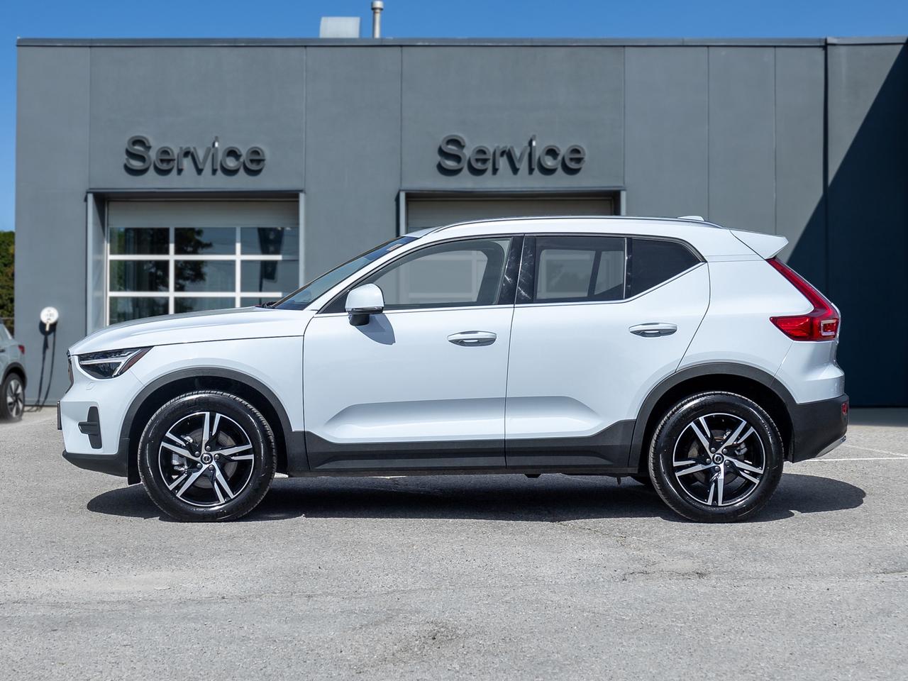 2025 Volvo XC40 B5 AWD Core  POWER PANO ROOF  FINANCE RATE 3.49%* Photo
