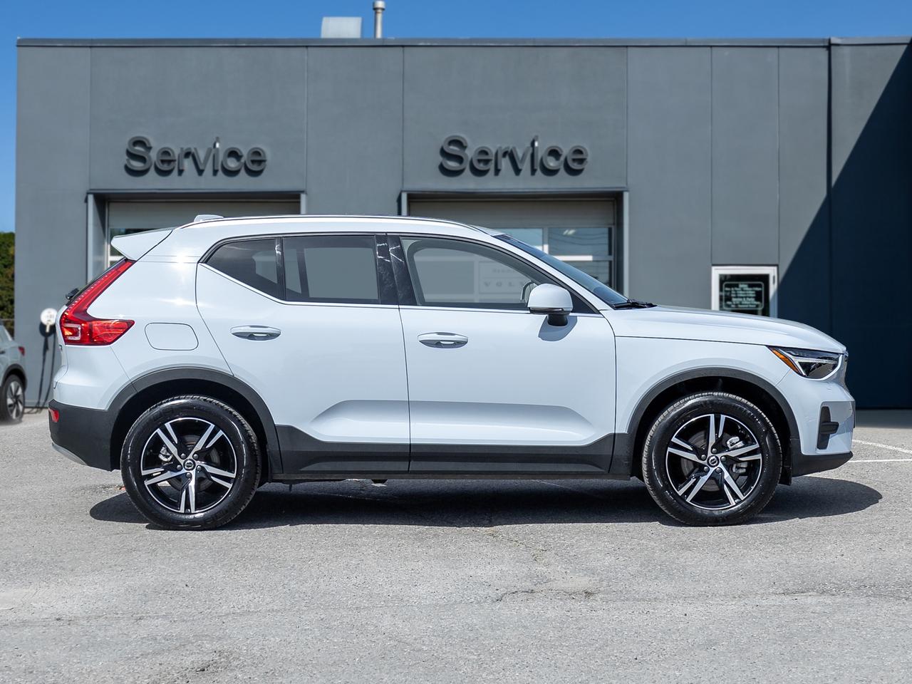 2025 Volvo XC40 B5 AWD Core  POWER PANO ROOF  FINANCE RATE 3.49%* Photo4