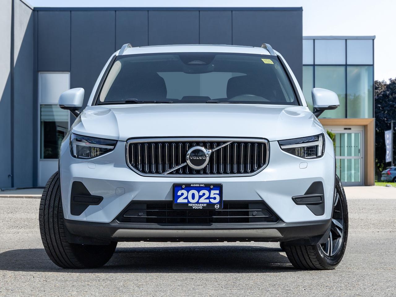 2025 Volvo XC40 B5 AWD Core  POWER PANO ROOF  FINANCE RATE 3.49%* Photo