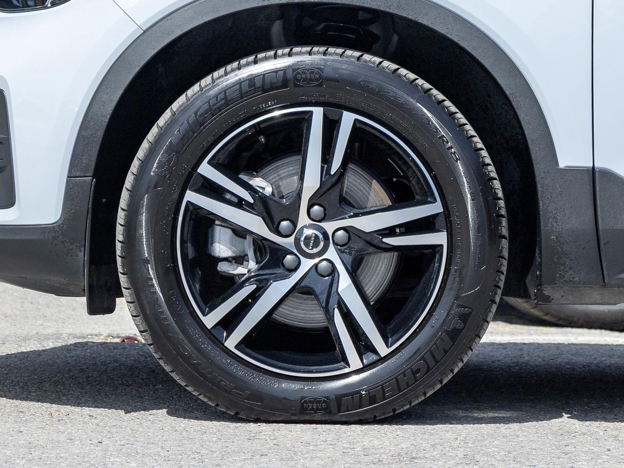 2025 Volvo XC40 B5 AWD Core  POWER PANO ROOF  FINANCE RATE 3.49%* Photo