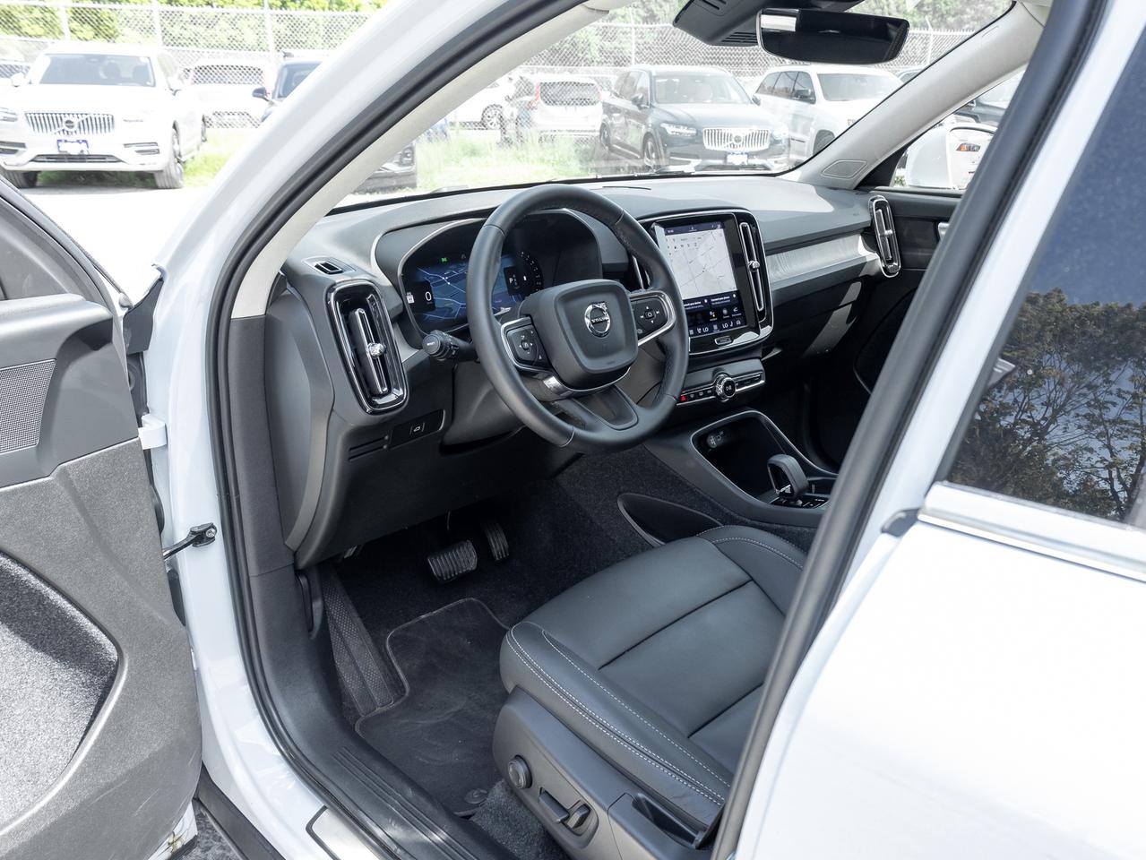 2025 Volvo XC40 B5 AWD Core  POWER PANO ROOF  FINANCE RATE 3.49%* Photo