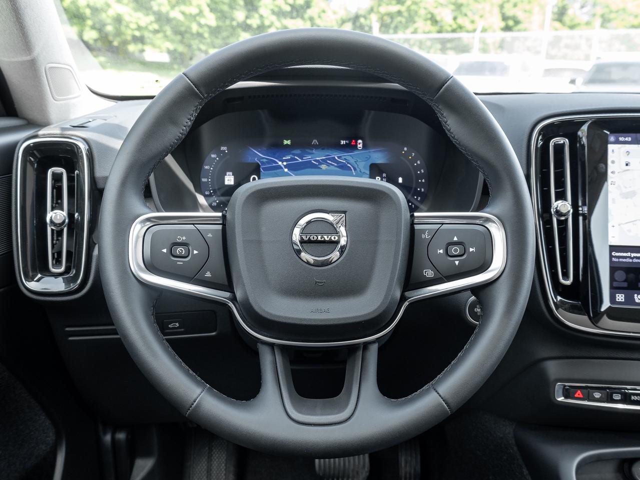 2025 Volvo XC40 B5 AWD Core  POWER PANO ROOF  FINANCE RATE 3.49%* Photo
