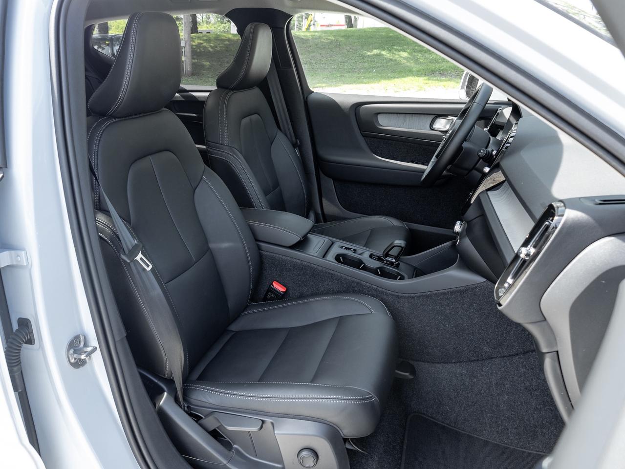 2025 Volvo XC40 B5 AWD Core  POWER PANO ROOF  FINANCE RATE 3.49%* Photo