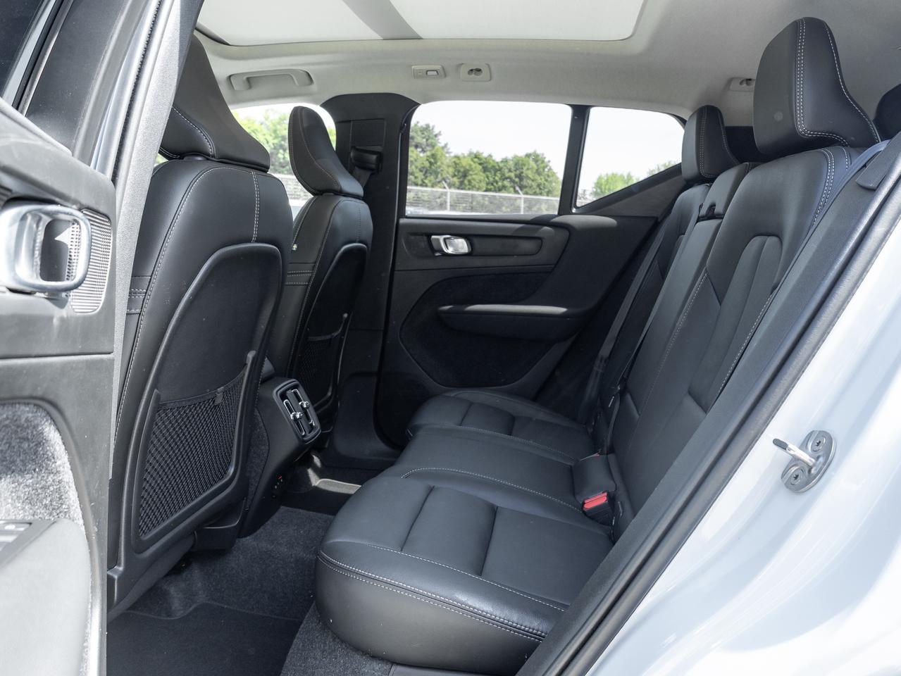 2025 Volvo XC40 B5 AWD Core  POWER PANO ROOF  FINANCE RATE 3.49%* Photo