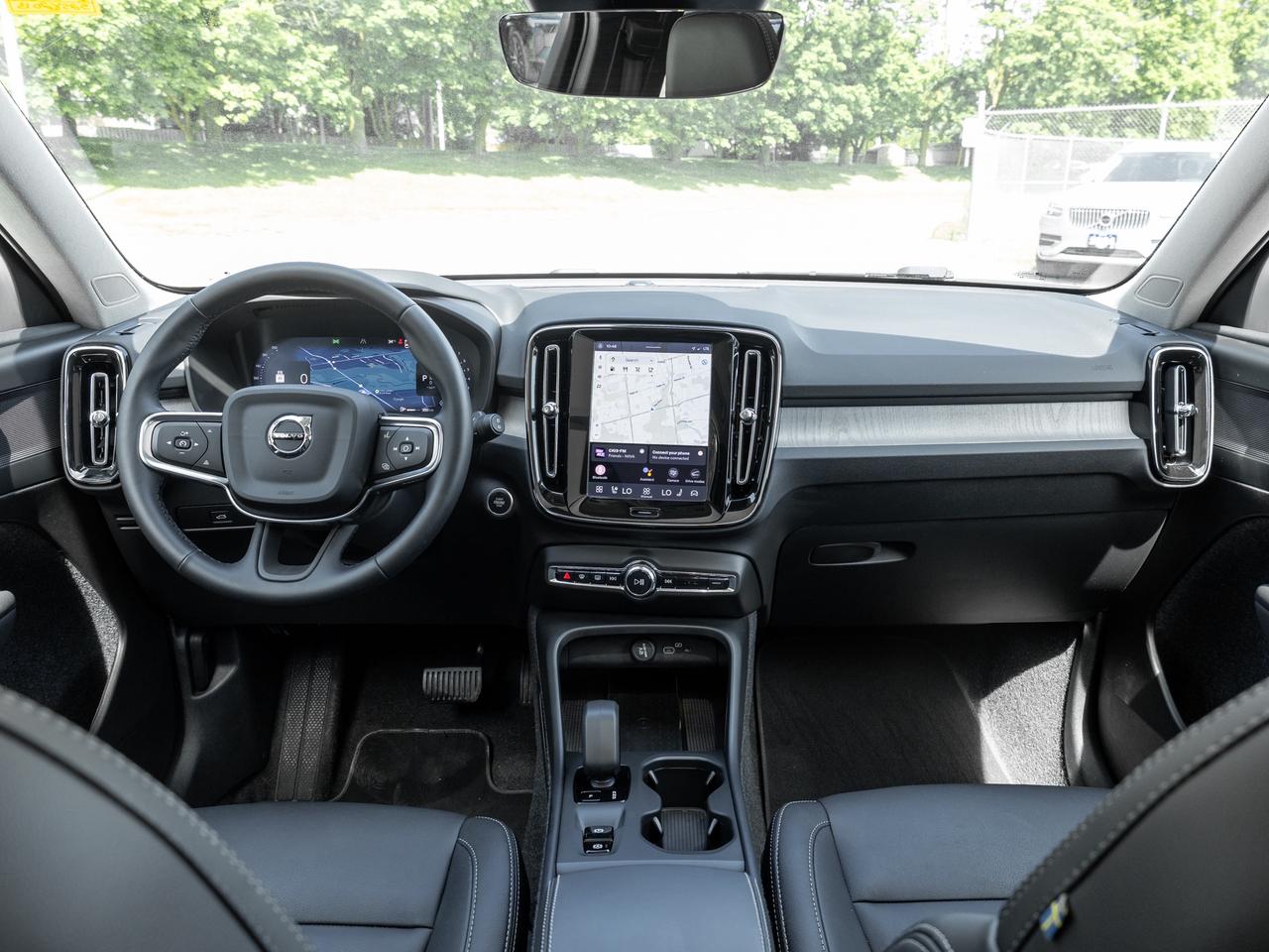 2025 Volvo XC40 B5 AWD Core  POWER PANO ROOF  FINANCE RATE 3.49%* Photo