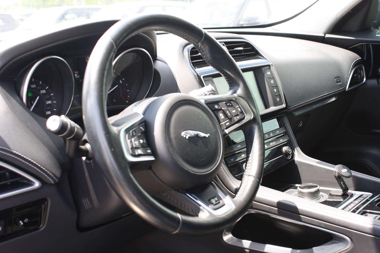 2017 Jaguar F-PACE AWD 4DR 35T R-SPORT Photo